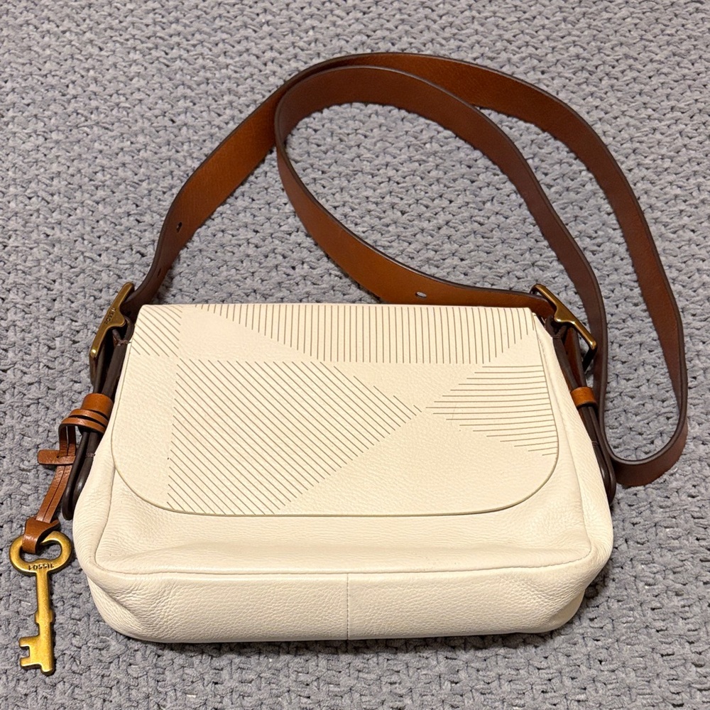 NEW!!!  Fossil Cream Pebbled Leather Crossbody Bag